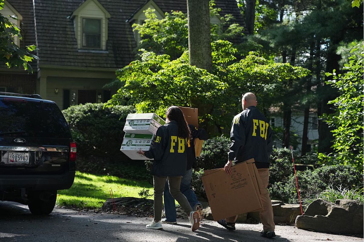EUA: FBI faz buscas em casa de ex-conselheiro que rompeu com Trump
