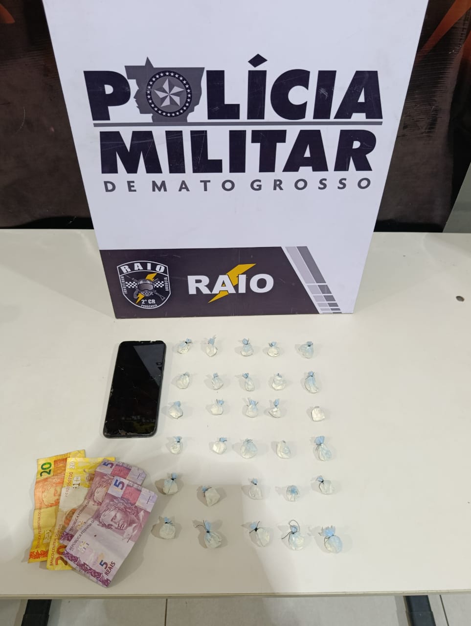 Mulher é presa pela Polícia Militar com 30 porções de cocaína em Várzea Grande