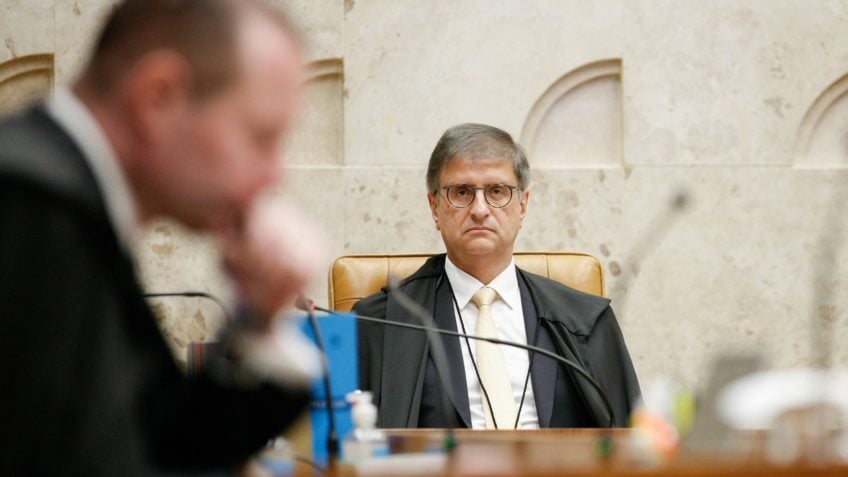 Indiciados, futuro de Bolsonaro e Eduardo agora depende da PGR