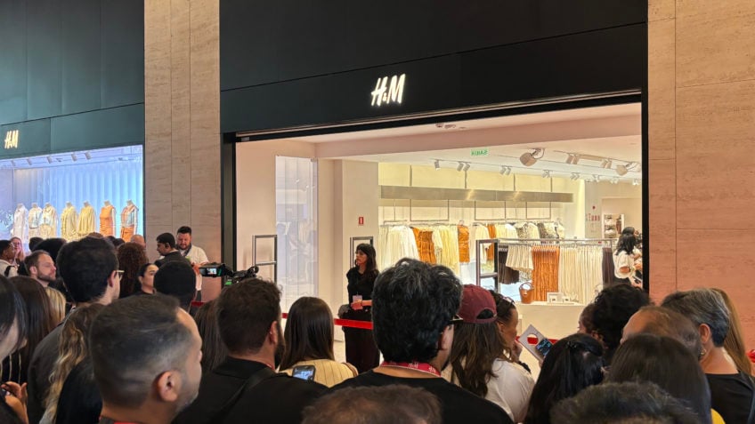 Inauguração da H&M no Brasil tem filas de mais de 1 hora em SP