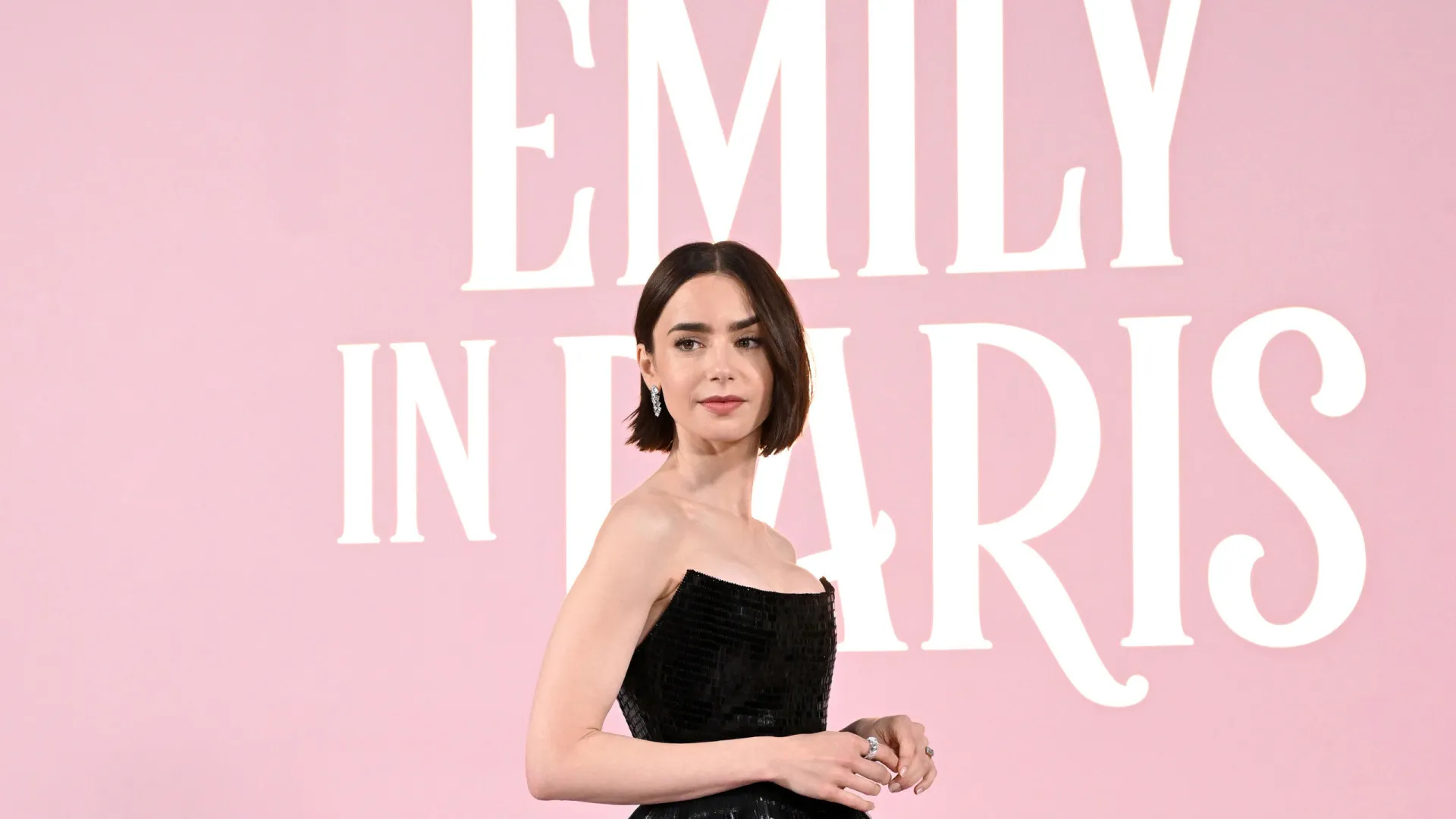 Membro da equipe de 'Emily in Paris' morre durante as gravações
