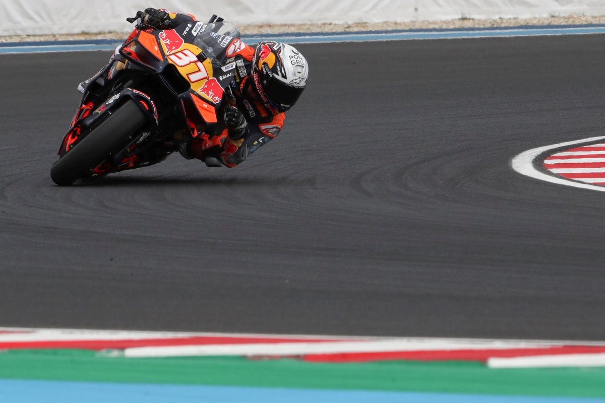 MotoGP: motociclista perde controle e quase atinge cinegrafista