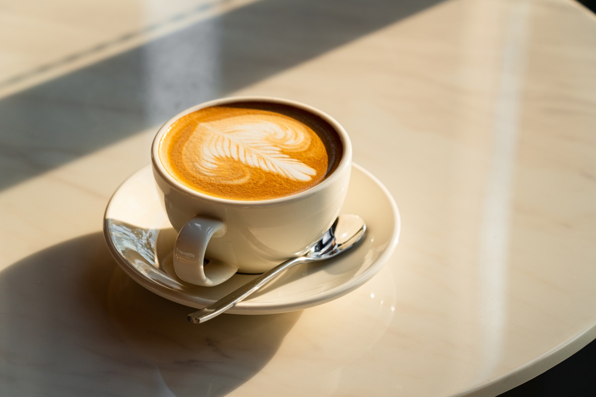 Pesquisa indica que o café pode reduzir a eficácia de antibióticos