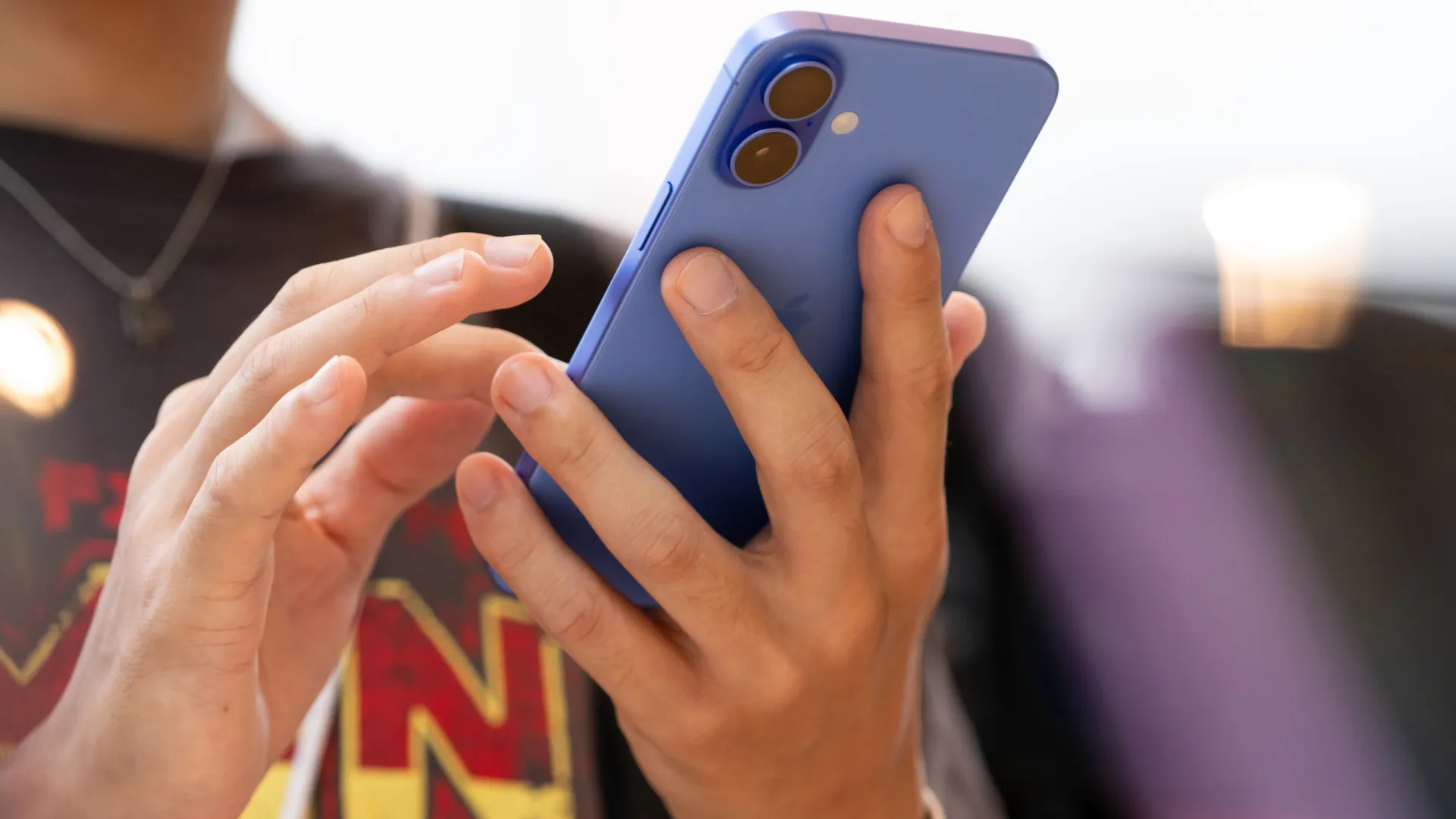 Próxima atualização vai 'acelerar' carregamento do iPhone 16