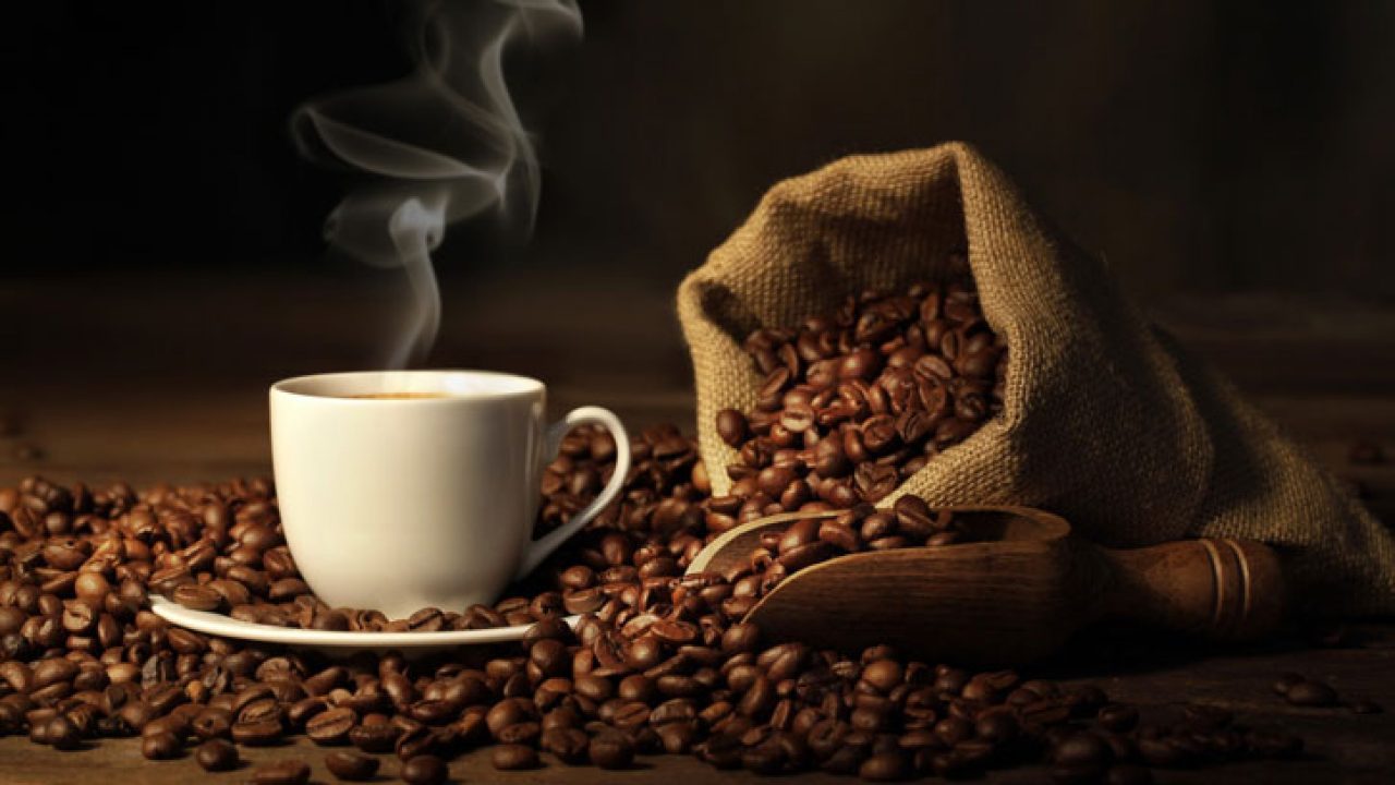Tarifas dos EUA, mudanças climáticas e safra menor do Brasil elevam preços do café, diz OIC