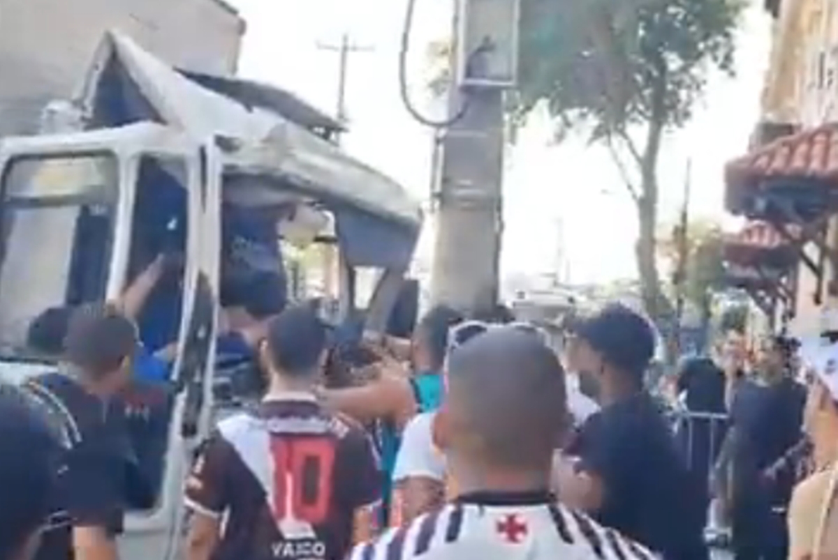 Caminhão desgovernado bate no muro de São Januário e deixa feridos
