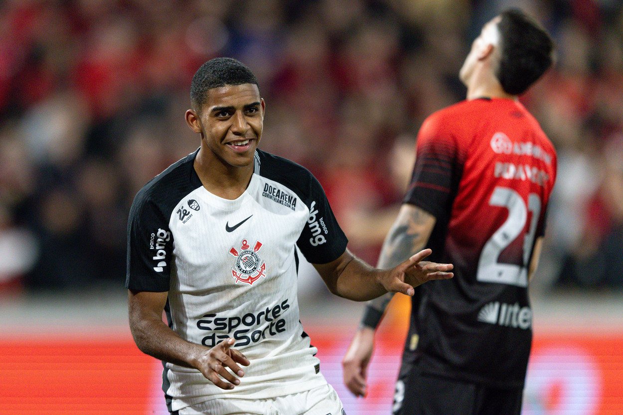 Corinthians vence Athletico-PR e larga na frente na Copa do Brasil