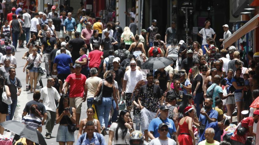 Brasil tem 213,4 milhões de habitantes em 2025, diz IBGE