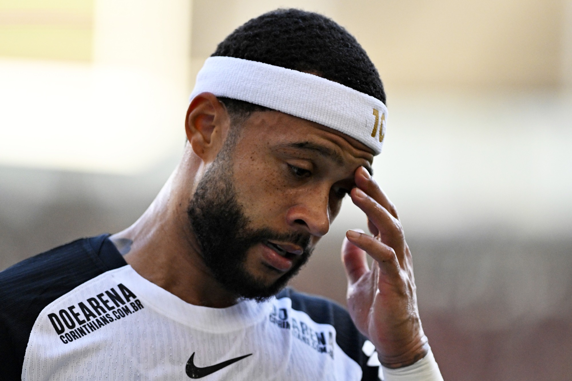 Memphis Depay, do Corinthians, critica grama sintética: “Mata o jogo”