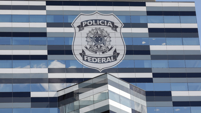 PF prende mulher deportada dos EUA e condenada pelo 8 de Janeiro