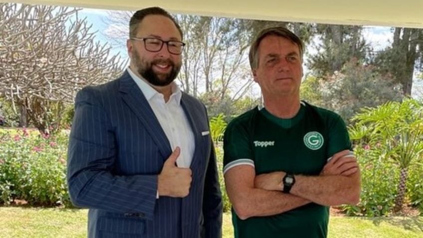 Conselheiro de Trump posta fotos com Bolsonaro e pede liberdade