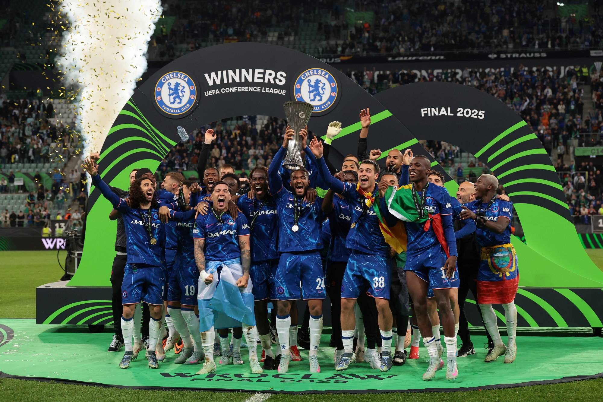 Chelsea é homenageado por conquistar todos os títulos da Uefa