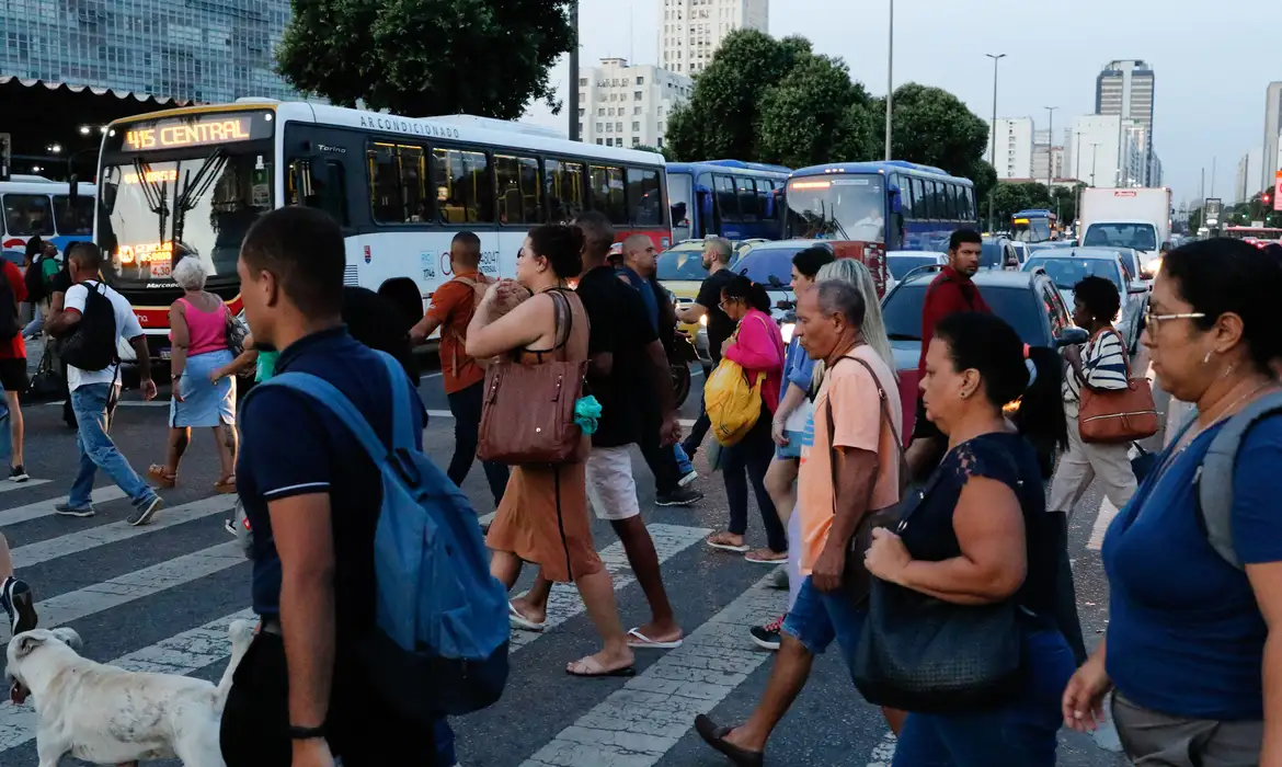 Brasil tem queda na desigualdade em educação, emprego e meio ambiente