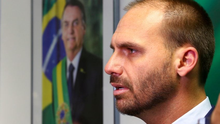 Eduardo Bolsonaro pede a Motta para exercer mandato dos EUA