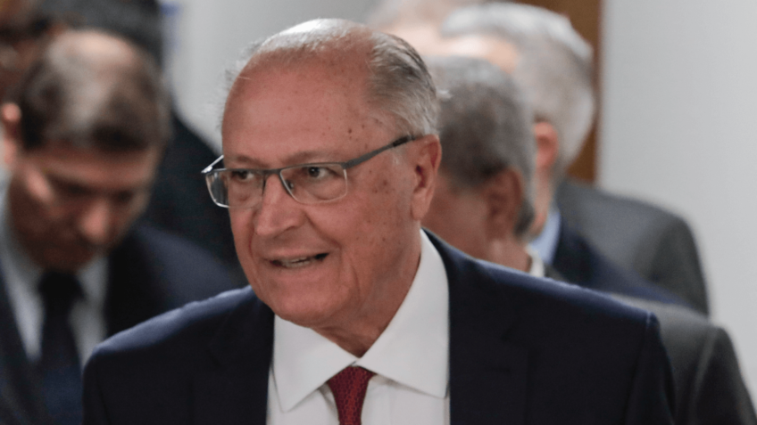 Avião de Alckmin apresenta falha em escala na Colômbia 