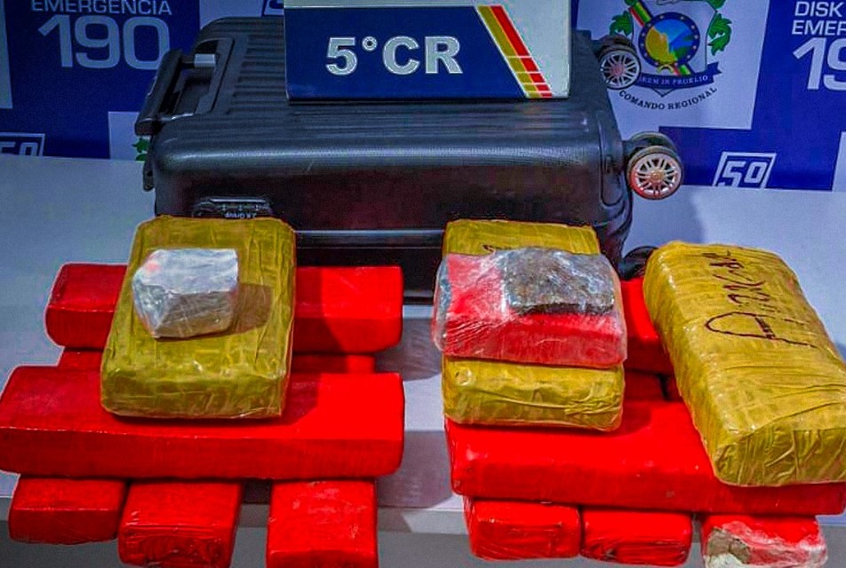 PM apreende treze quilos de maconha e prende mulher por tráfico em rodoviária de Barra do Garças