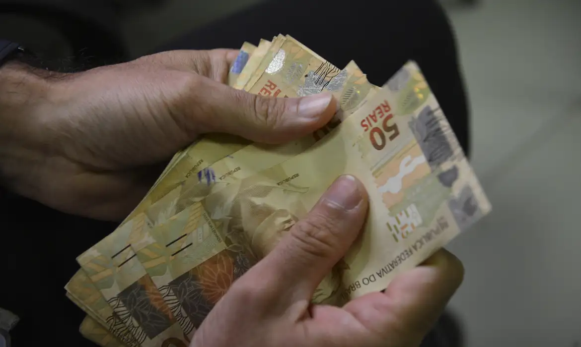 Proposta do Orçamento de 2026 prevê salário mínimo de R$ 1.631