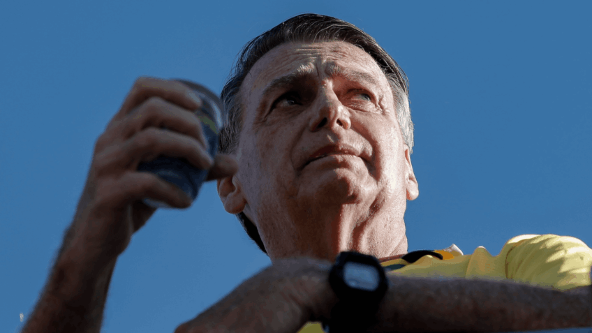 Julgamento de Bolsonaro é triunfo da democracia, diz “NYT”