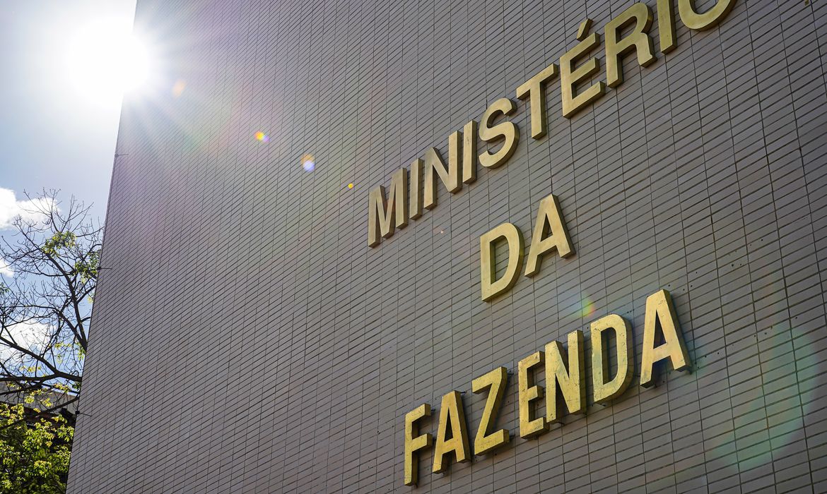 Despesas federais poderão crescer até R$ 168 bilhões em 2026