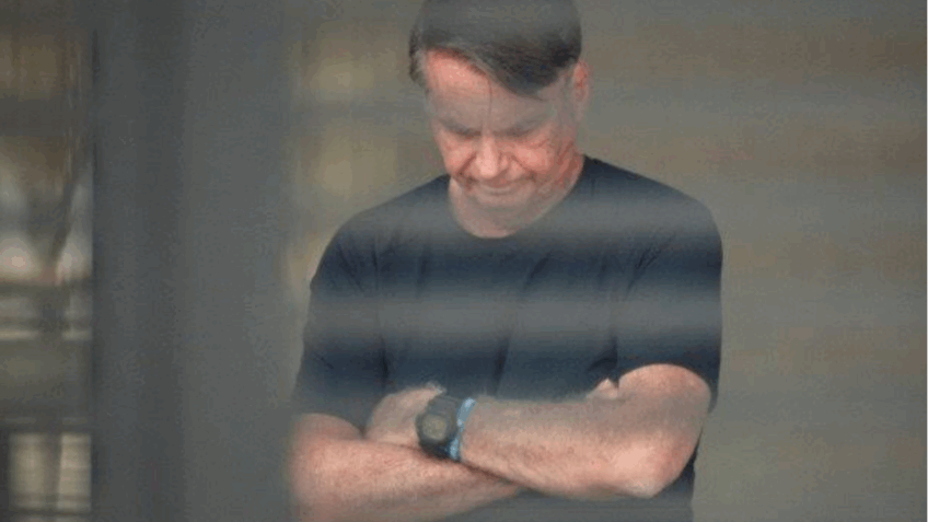 Carlos Bolsonaro relata visita ao pai em prisão domiciliar