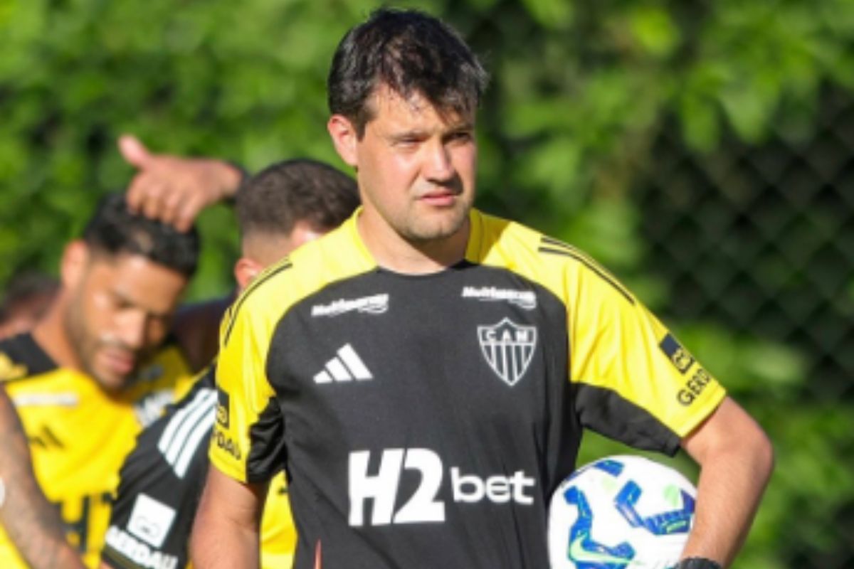 Liverpool contrata integrante da comissão de Cuca após demissão. Veja