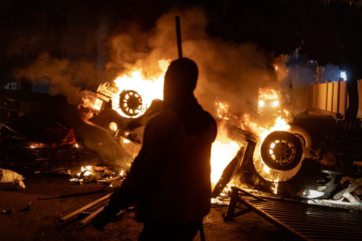 Incêndio mata três pessoas na Indonésia após morte de motorista