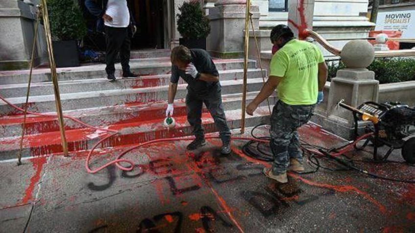 Prédio de editor do NY Times é alvo de ataque com tinta vermelha