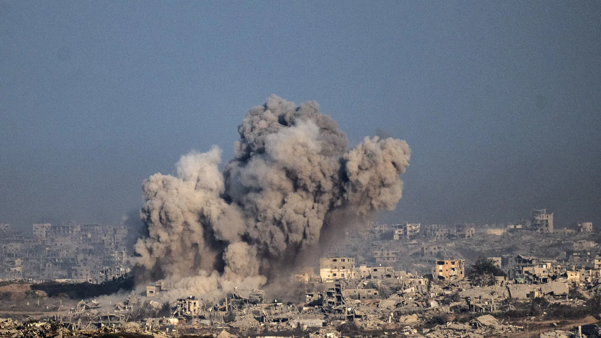 Gaza tem novo dia de ataques intensos, com 44 mortos e pressão por trégua