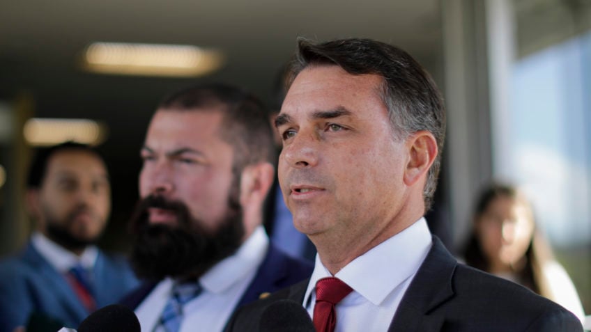 "Ilegal e paranoica", diz Flávio sobre decisão de Moraes