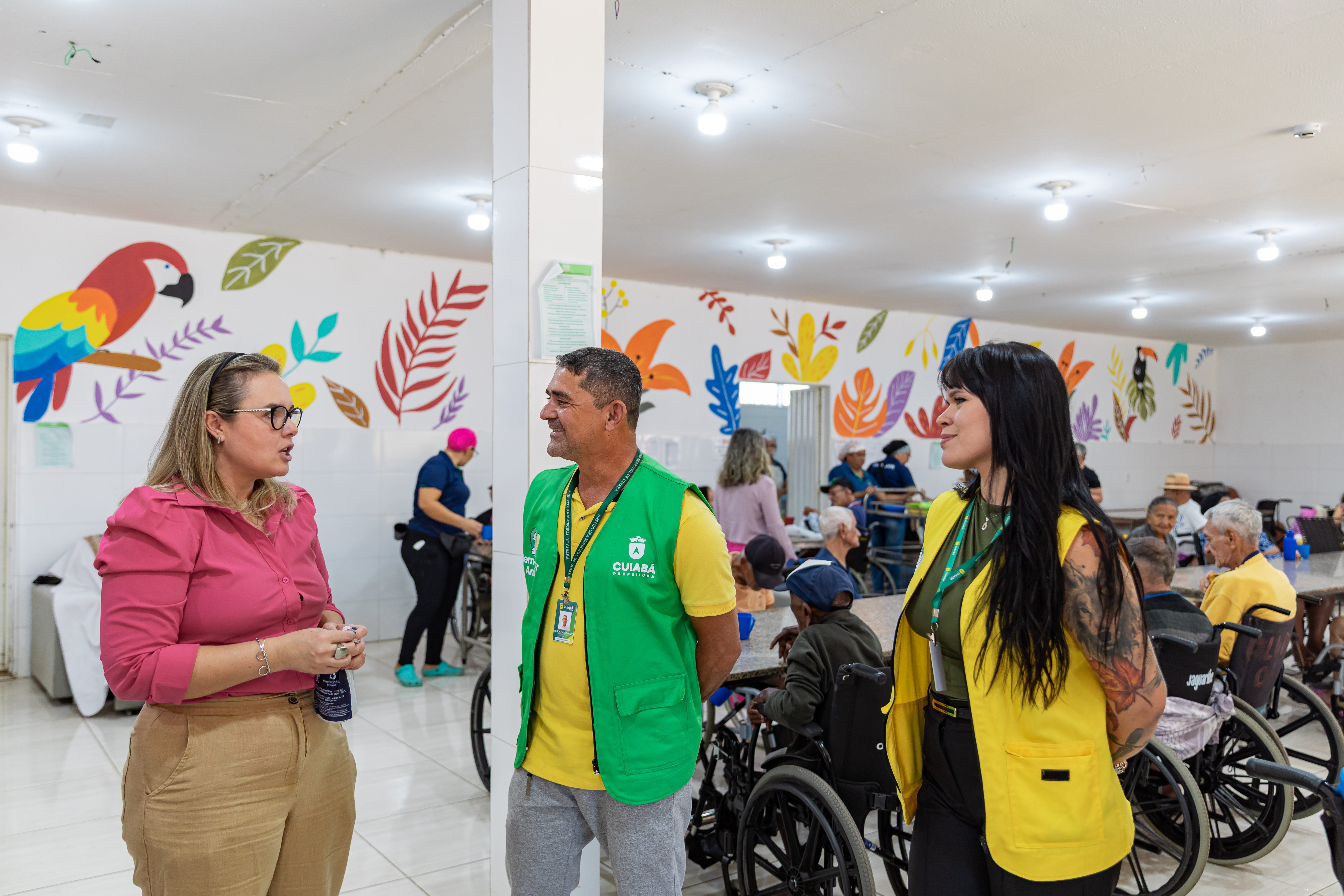 Prefeitura de Cuiabá proporciona terapia com cães para idosos no Abrigo Bom Jesus