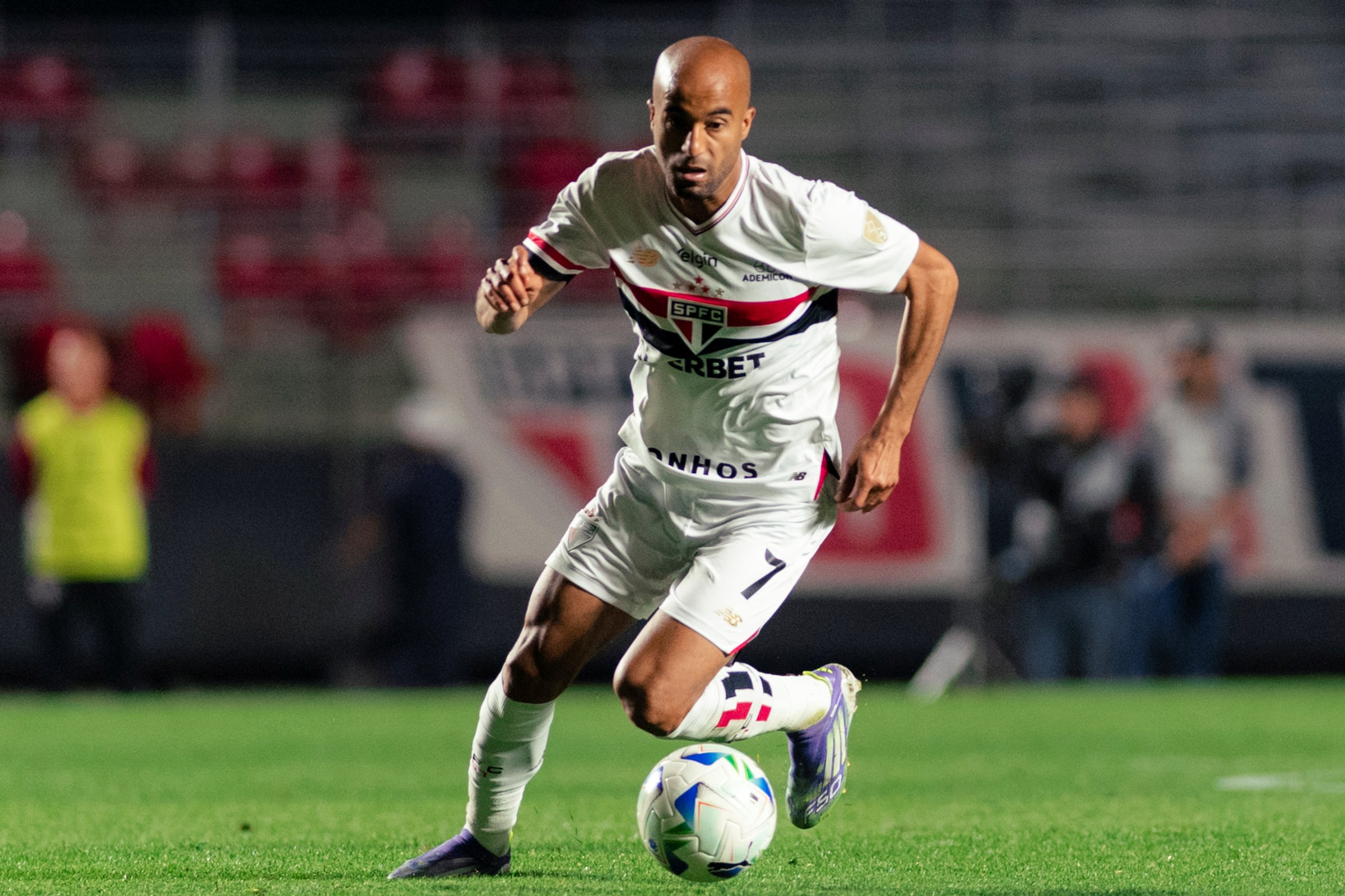 Lucas, do São Paulo, se diz aliviado após cirurgia: “Zero bala”