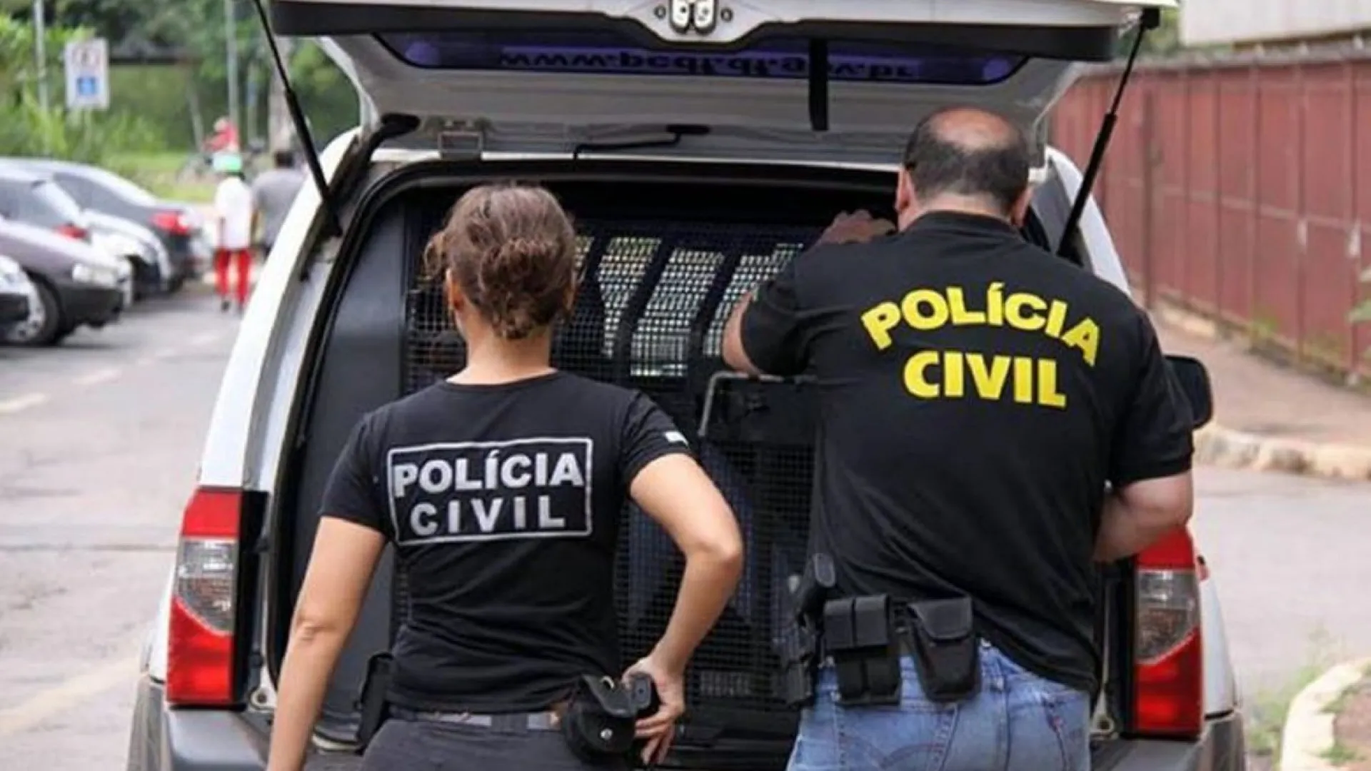 Polícia prende dois suspeitos de invadir e assaltar casa de ex-mulher de Bolsonaro