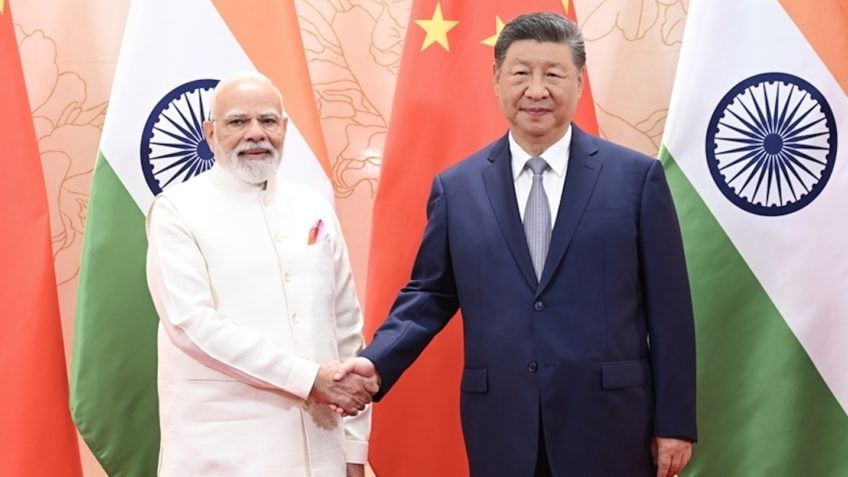 China é "parceira, não adversária" da Índia, diz Modi ao lado de Xi