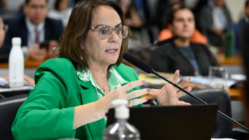 Moraes autoriza Damares a visitar Bolsonaro 