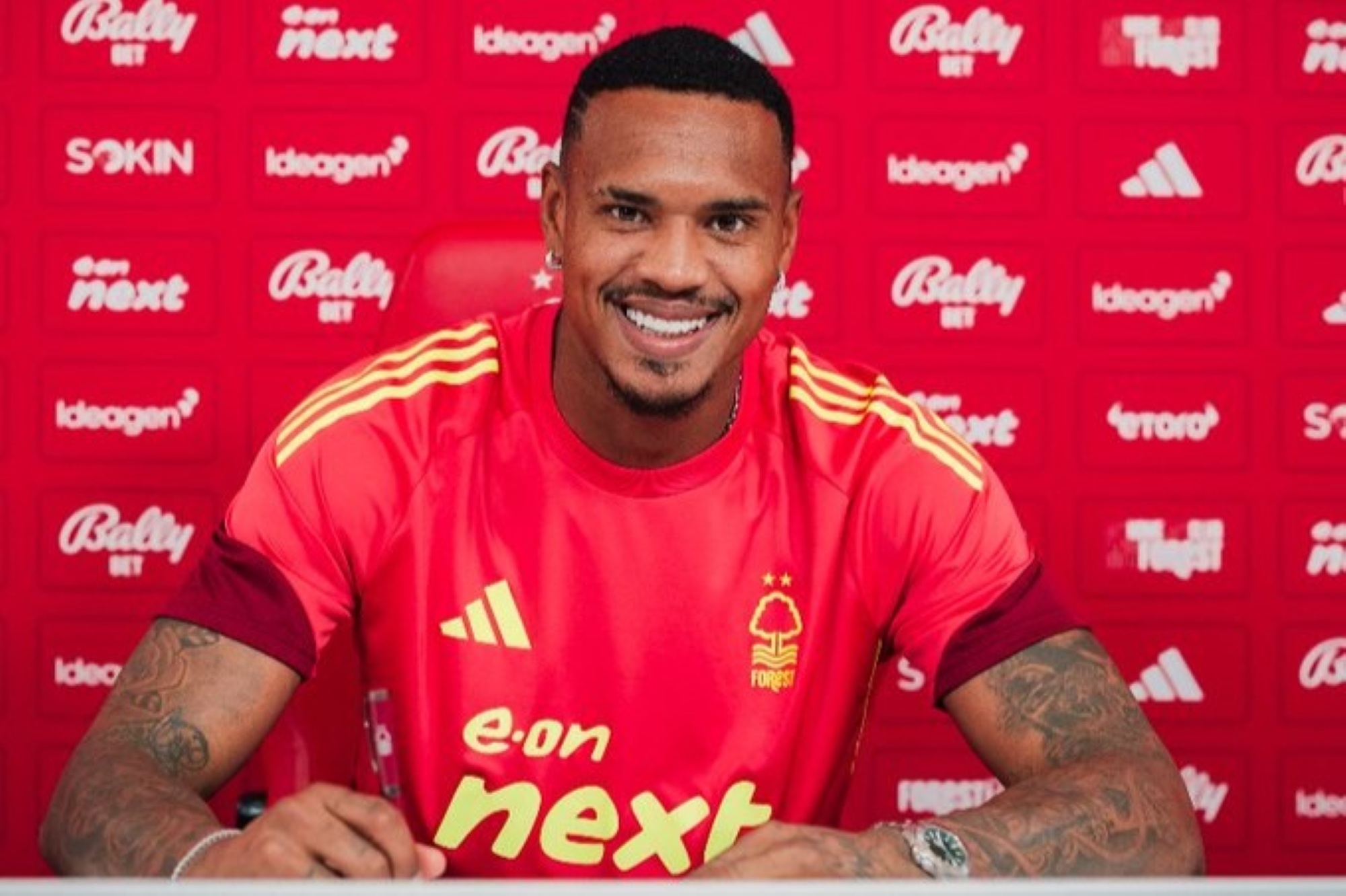 Nottingham Forest anuncia a contratação do goleiro John, ex-Botafogo
