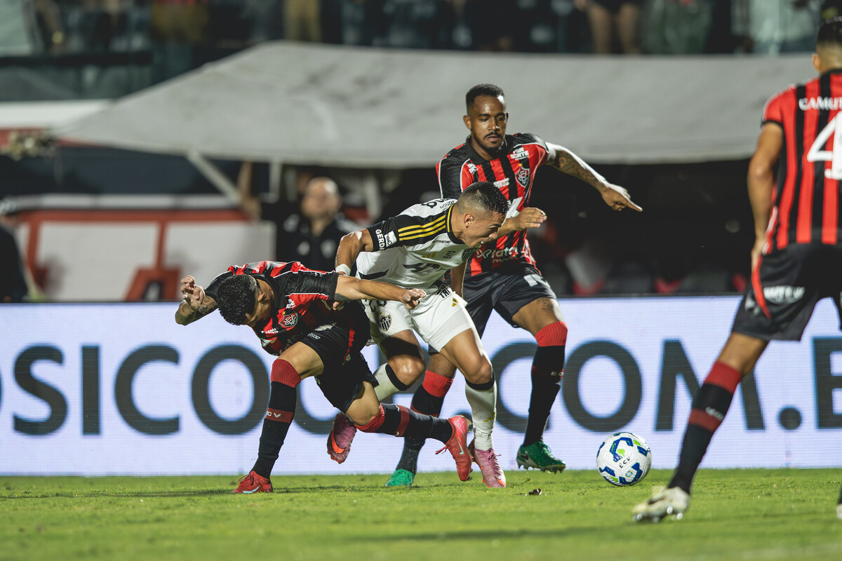 Com golaço, Vitória vence Atlético-MG e sai da zona da degola