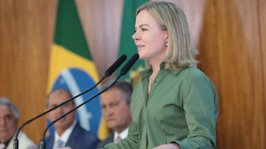 Gleisi chama Tarcísio de “candidato fantoche” do Bolsonaro
