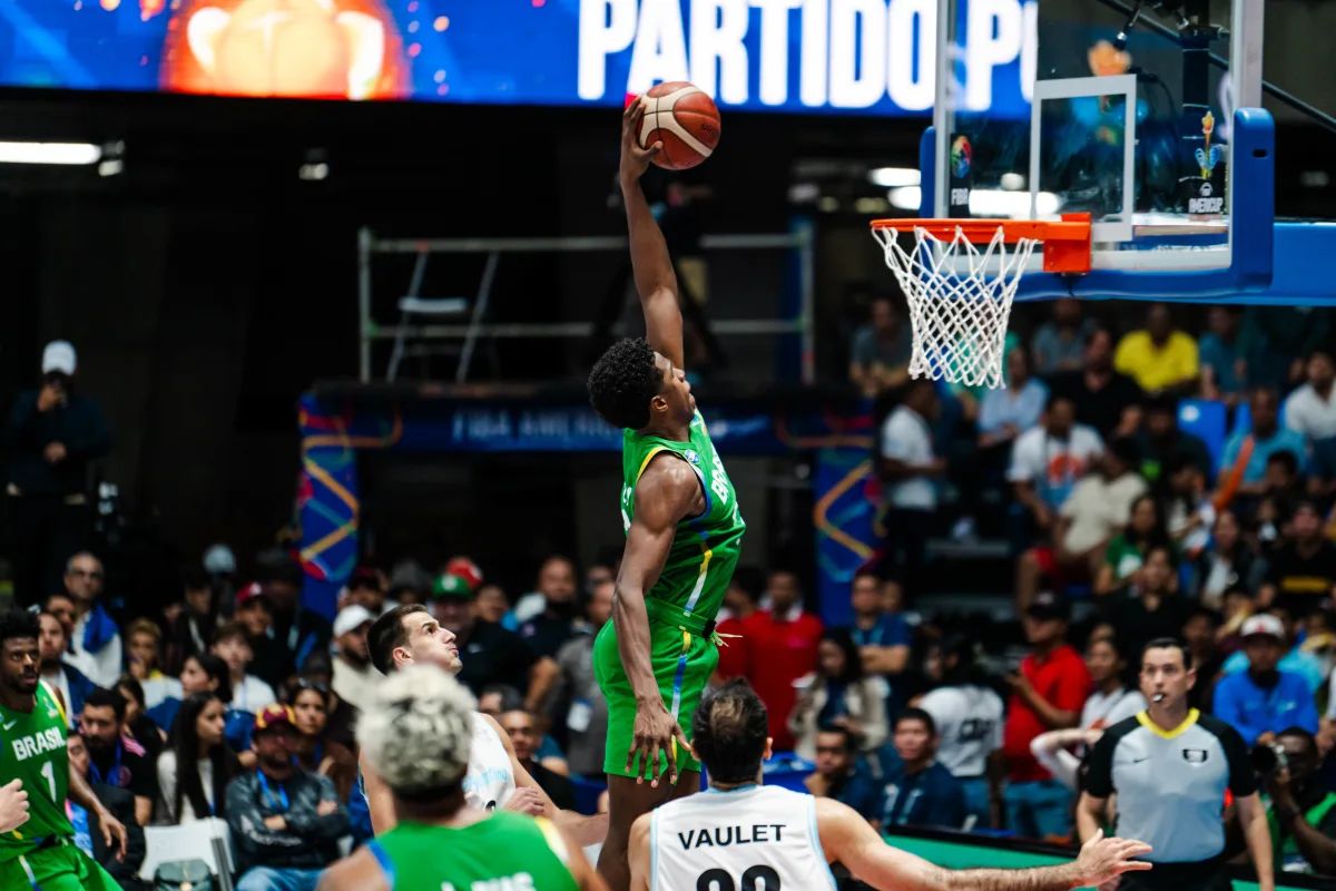 Brasil vence Argentina e levanta a taça da Copa América de Basquete