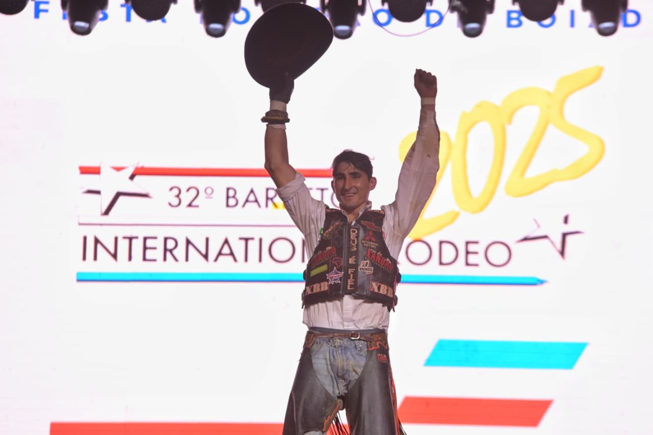 Brasileiro Vitor Dias é campeão invicto do 32º Barretos International Rodeo