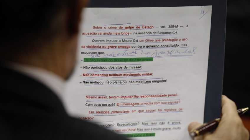 Leia as anotações do advogado de Mauro Cid para julgamento