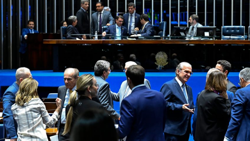 Senado aprova PEC que atrasa pagamento de precatórios
