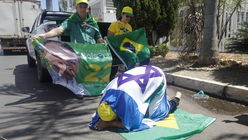 Bolsonaristas oram no portão do condomínio do ex-presidente