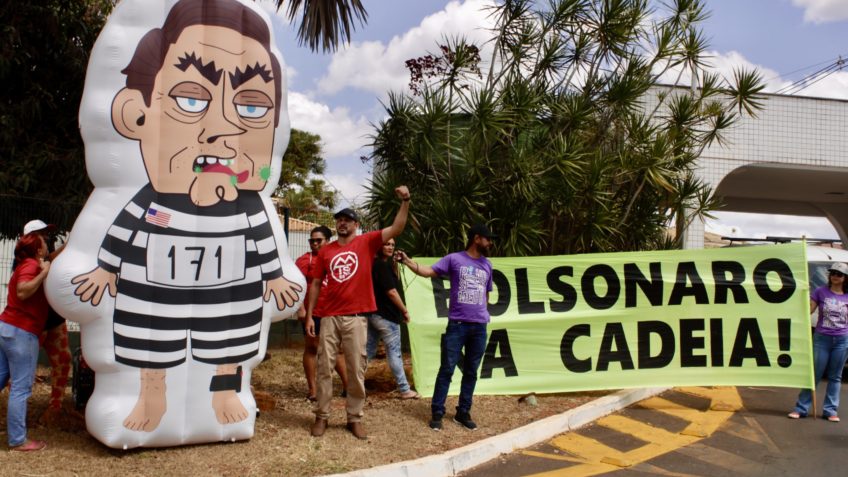 MTST infla boneco de Bolsonaro preso em frente à casa do ex-presidente