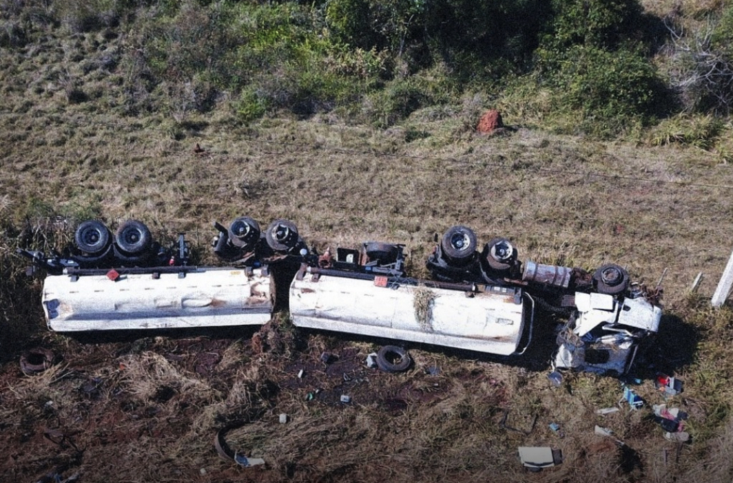 Empresa é multada após acidente com carreta derramar 22 mil litros de diesel em zona rural