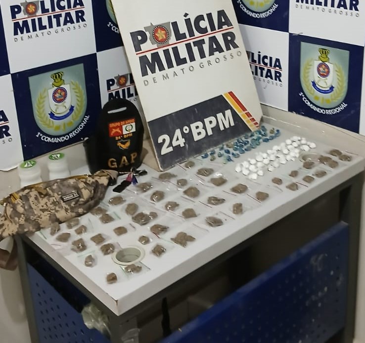 PM apreende 105 porções de entorpecentes e prende homem suspeito por tráfico de drogas
