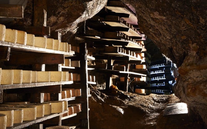 Conheça os queijos espanhóis que amadurecem em cavernas