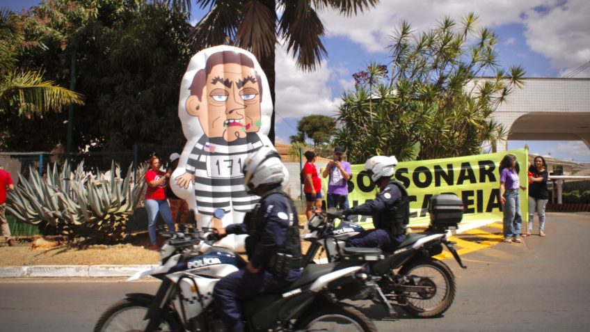 Vizinhos de Bolsonaro vivem pesadelo em condomínio de luxo