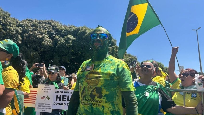 Apoiadores de Bolsonaro gritam: "Lula ladrão, seu lugar é na prisão"