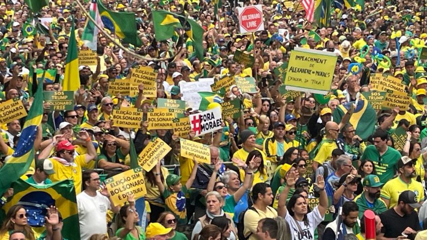 Cartazes da direita dizem que "eleição sem Bolsonaro é ditadura"