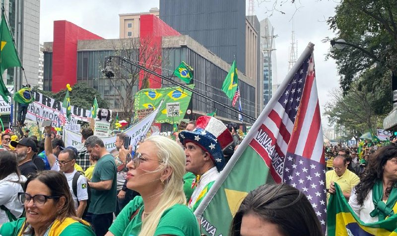 Dallagnol puxa coro "Fora, Moraes" em ato da direita na Paulista
